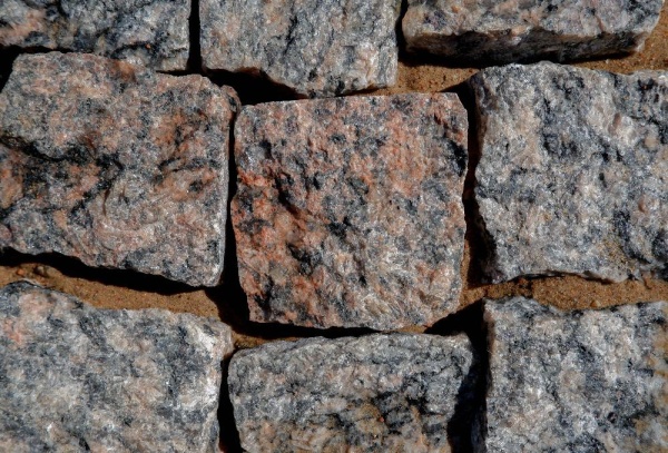 Гранитная брусчатка Ладожская 50 мм 100х100, колотая, цвет: серо-розовый