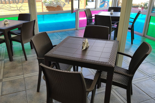 Стул B:Rattan Indiana с подлокотниками стопирующийся, под ротанг, цвет: коричневый