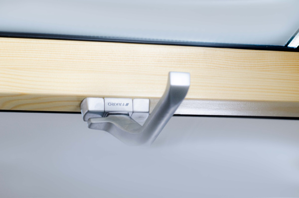 Мансардное окно Fakro, 114х140 см FTP-V CH, Дерево, однокамерный стеклопакет с вентклапаном