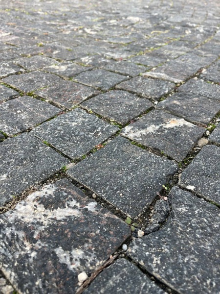 Гранитная брусчатка Гранатовый амфиболит 50 мм 100х100, колотая, цвет: коричневый