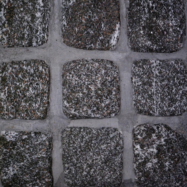 Гранитная брусчатка Гранатовый амфиболит 50 мм 100х100, галтованная, цвет: коричневый