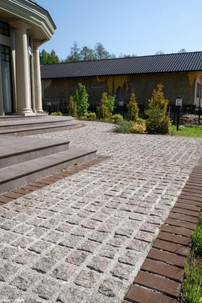 Гранитная брусчатка Ала-Носкуа 50 мм 100х100, колотая, цвет: коричневый