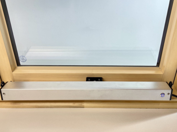 Мансардное окно Werso Комфорт, 55x78 см дерево, 1 - камерный стеклопакет с электроприводом, триплекс, цвет: дерево, лак