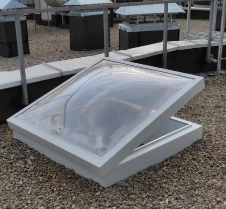 Открываемый зенитный фонарь Werso, с однослойным поликарбонатным куполом 60х90 см, без стелопакета