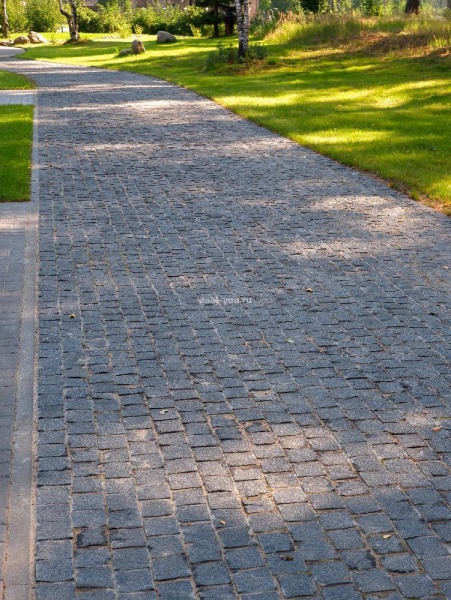 Гранитная брусчатка Габбро 50 мм 100х100, пилено-колотая, цвет: черный