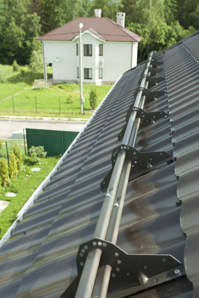 Снегозадержатель Grand Line NEW универсальный,  L=1000 мм, 2 опоры, 2 трубы, овал 42х21 мм. RAL 3020