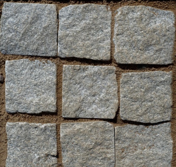 Гранитная брусчатка Мансуровская 50 мм 100х100, пилено-колотая, гальтованая, цвет: серый