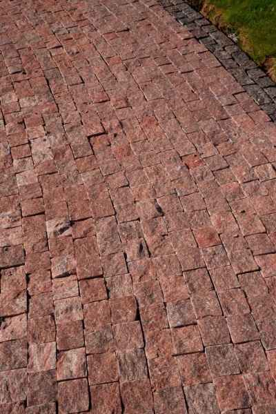 Гранитная брусчатка Сюскюянсаари 100 мм 100х100, пилено-колотая, цвет: красный