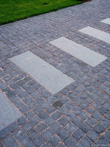 Гранитная брусчатка Габбро 50 мм 80х80, пилено-колотая, цвет: черный