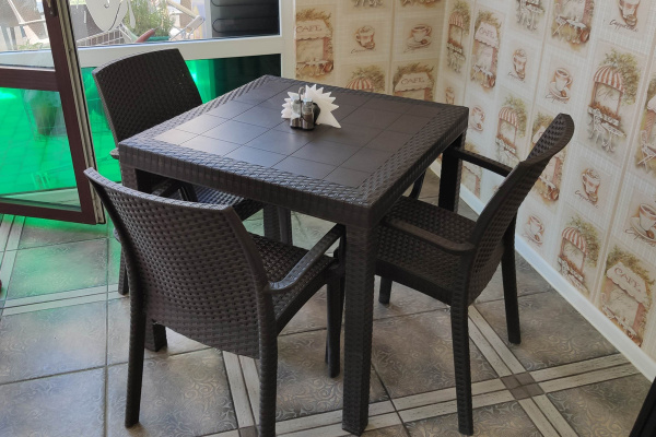 Стул B:Rattan Indiana с подлокотниками стопирующийся, под ротанг, цвет: коричневый