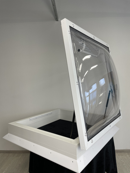 Открываемый зенитный фонарь Werso, с однослойным поликарбонатным куполом 60х60 см, однокамерный стеклопакет