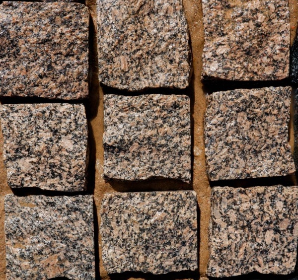 Гранитная брусчатка Ала-Носкуа 100 мм 100х100, колотая, цвет: коричневый