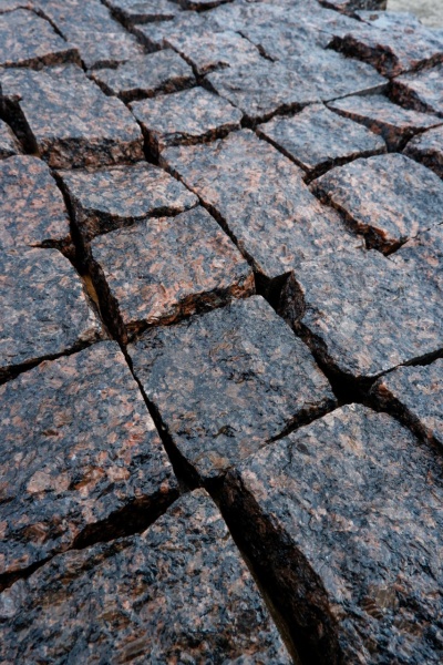 Гранитная брусчатка Дымово 50 мм 100х100, колотая, цвет: коричневый