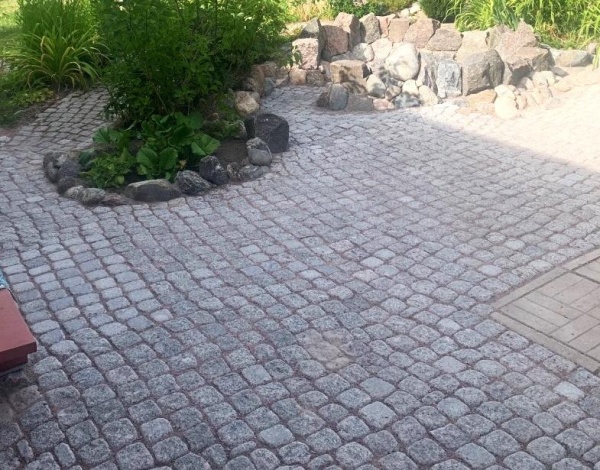 Гранитная брусчатка Мансуровская 50 мм 100х100, галтованная, цвет: серый