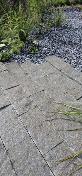 Гранитная брусчатка Габбро 50 мм 200х100, пилено-колотая, цвет: черный