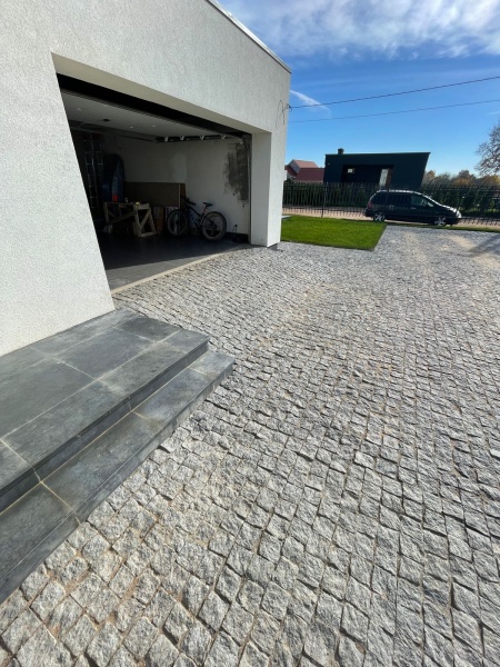 Гранитная брусчатка Возрождение 100 мм 100х100, колотая, цвет: серый