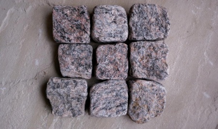 Гранитная брусчатка Ладожская 50 мм 100х100, галтованная, цвет: серо-розовый