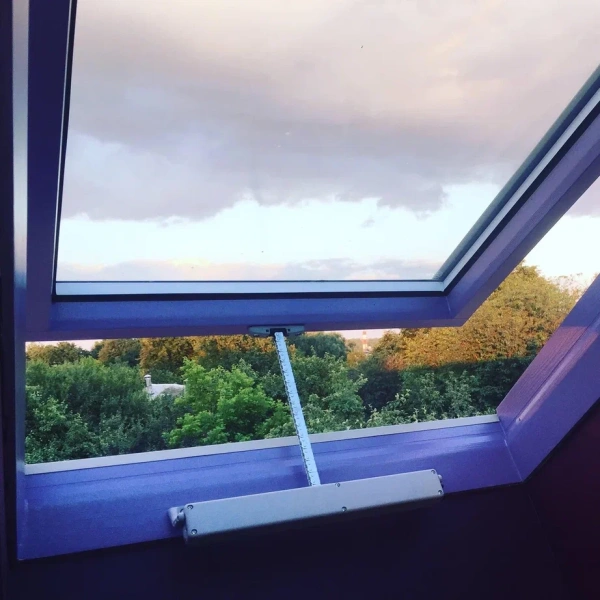 Мансардное окно Werso Премиум, 114х140 см дерево, 2-х камерный стеклопакет с электроприводом, триплекс, цвет: дерево, лак