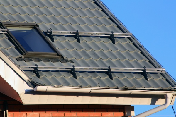 Снегозадержатель Grand Line NEW универсальный,  L=1000 мм, 2 опоры, 2 трубы, овал 42х21 мм. RAL 3020