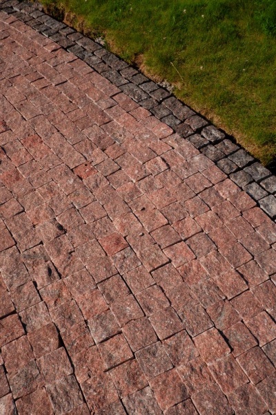 Гранитная брусчатка Сюскюянсаари 50 мм 100х100, пилено-колотая, цвет: красный