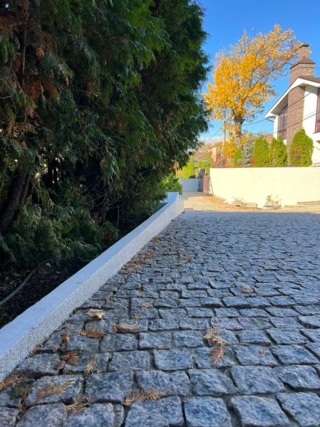 Гранитная брусчатка Ладожская 100 мм 100х100, колотая, цвет: серо-розовый