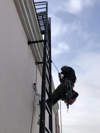 Лестница пожарная ГОСТ П 1-1, 800 мм, L= 2450 мм RAL 3000