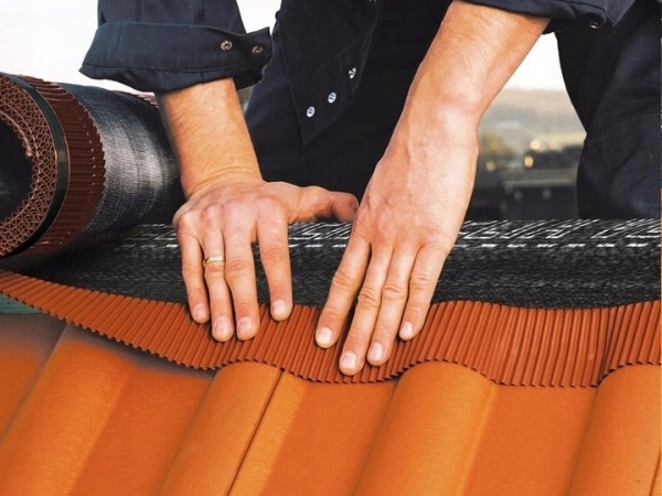 Аэроэлемент конька-хребта MDM VENT-ROLL, 300х5000 мм, цвет: RAL 9005