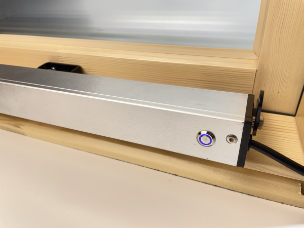 Мансардное окно Werso Комфорт, 55x78 см дерево, 1 - камерный стеклопакет с электроприводом, триплекс, цвет: дерево, лак