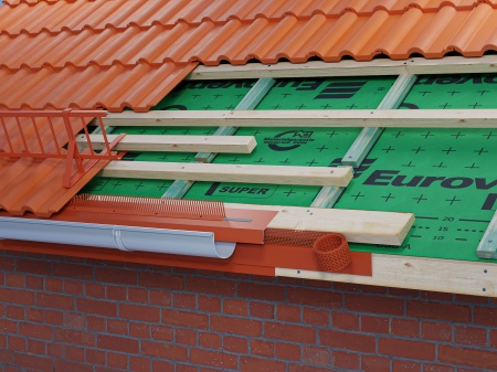 Вентиляционная лента пвх Eurovent EAVES GRATE, 100х5000 мм, RAL8019