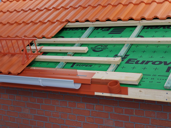 Вентиляционная лента пвх Eurovent EAVES GRATE, 100х5000 мм, RAL8019