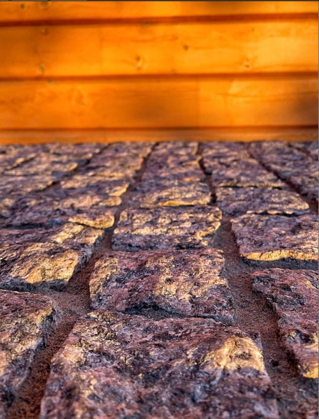 Гранитная брусчатка Ладожская 50 мм 100х100, колотая, цвет: серо-розовый