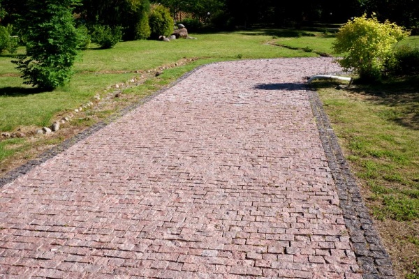 Гранитная брусчатка Сюскюянсаари 100 мм 100х100, пилено-колотая, цвет: красный