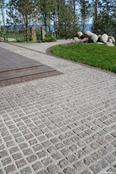 Гранитная брусчатка Ала-Носкуа 50 мм 100х100, колотая, цвет: коричневый