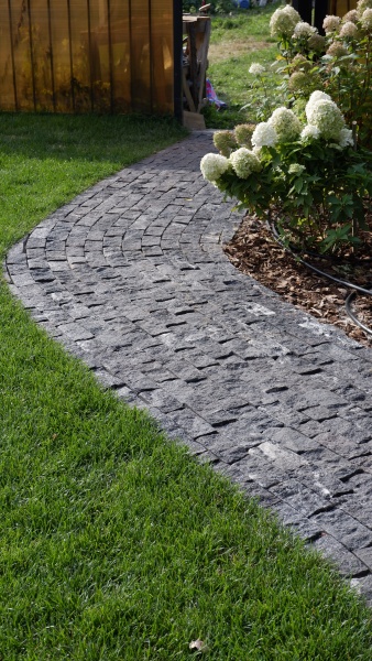 Гранитная брусчатка Гранатовый амфиболит 50 мм 150х80, пилено-колотая, цвет: коричневый