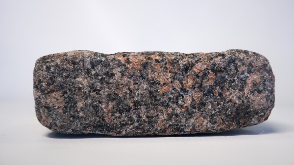 Гранитная брусчатка Дымово 50 мм 150х80, галтованная, цвет: коричневый