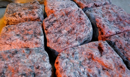 Гранитная брусчатка Ладожская 50 мм 100х100, галтованная, цвет: серо-розовый