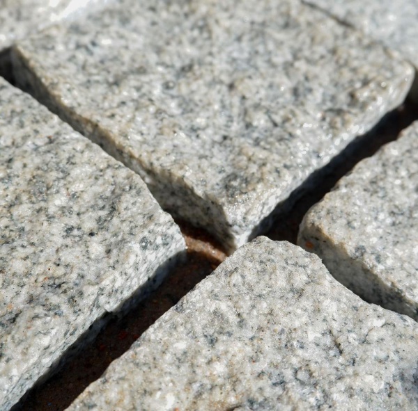 Гранитная брусчатка Мансуровская 50 мм 100х100, пилено-колотая, гальтованая, цвет: серый