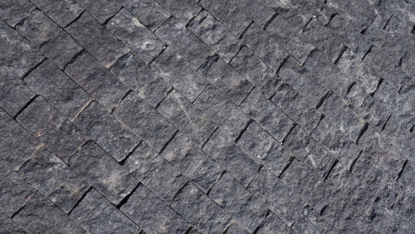 Гранитная брусчатка Гранатовый амфиболит 50 мм 150х80, пилено-колотая, цвет: коричневый